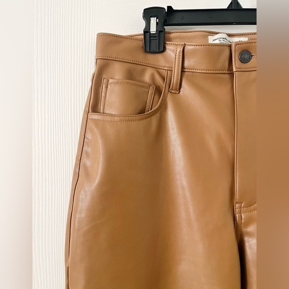 Abercrombie and Fitch Vegan Leather 90s Straight Pant in Camel Size 10 Short - Picture 3 of 5